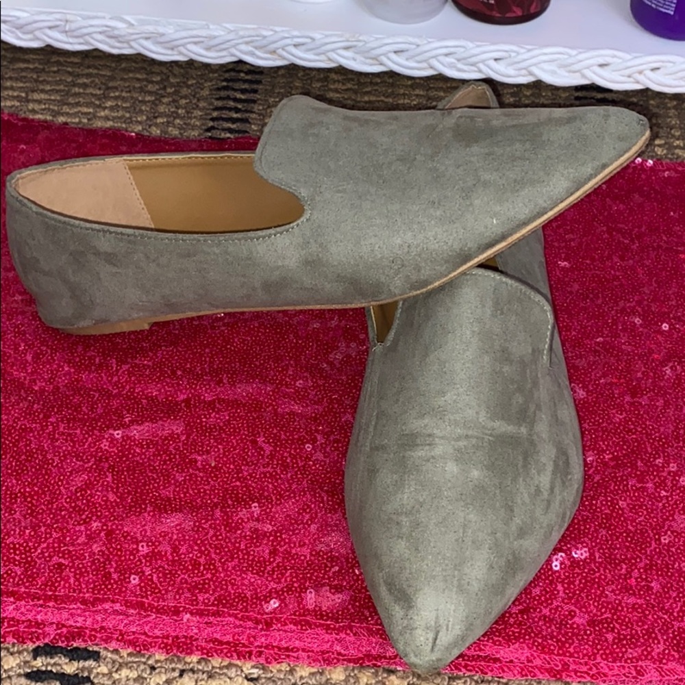 OLIVE GREEN FLATS